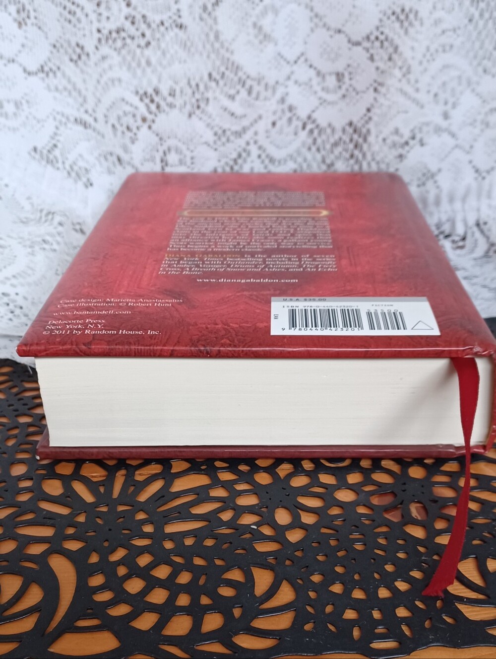 20TH ANNIVERSARY EDITION OUTLANDER A NOVEL BY DIANA GABALDON W/CD & BOOKMARK - Picture 4 of 14